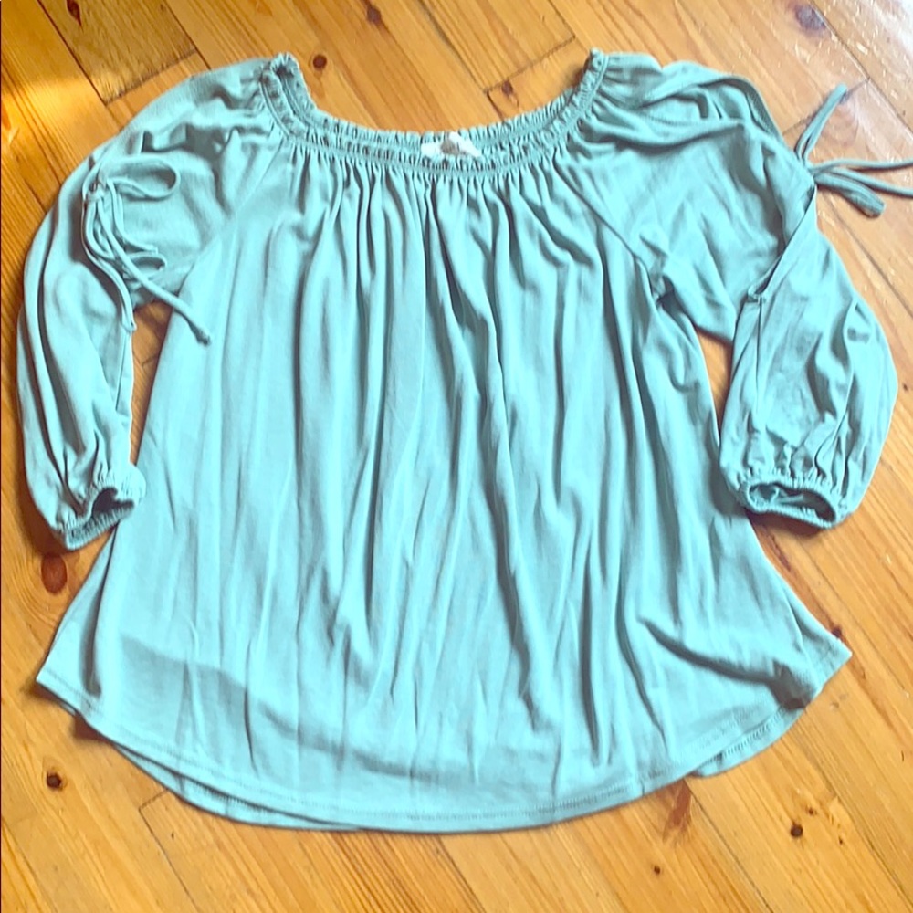 Mint Green Blouse w/open sleeves 🦋 Bundle 3/$25